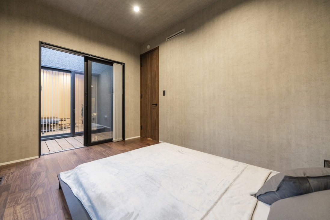 プライベートな中庭なら、カーテンを必要としない暮らし方も叶う