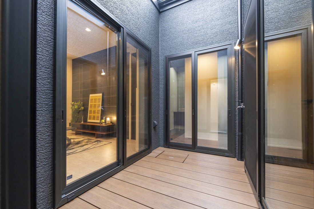 窓を開けてもソトからの視線が入らない囲まれたオープンリビング