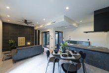 壁一面の大判タイルやDKもブラックが引き立つシックな空間