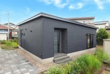 ソトへの開口部を極力減らした、ソトに閉じウチに開くを体現する外観