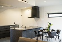 フルフラットでフルオープンの対面キッチンは遮りのない開放感が◎