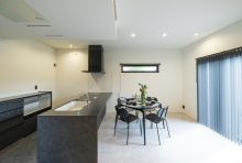 モノトーンな石目調のコーデはホテルライクに清潔感も感じさせる