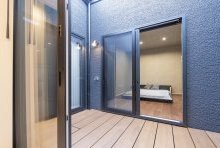 リビングから寝室へも中庭（デッキ）経由の移動はリゾート仕様！