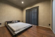 マスターベッドルームは落着いた色彩の床と壁が、寛ぎある睡眠を誘う