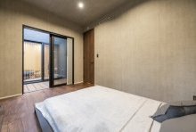 プライベートな中庭なら、カーテンを必要としない暮らし方も叶う