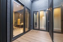 窓を開けてもソトからの視線が入らない囲まれたオープンリビング