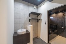 コンパクトな洗面＆バスも贅沢にタイル使いでシックなホテルライク