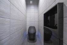  全面タイルといった仕様や設備の色を最小に削ぎ落したソリッドな空間