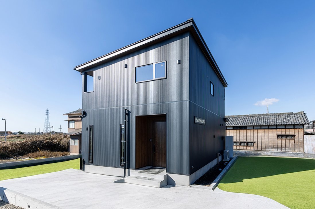 無機質でシャープな印象が都会的な雰囲気をだすガルバリウムの外観