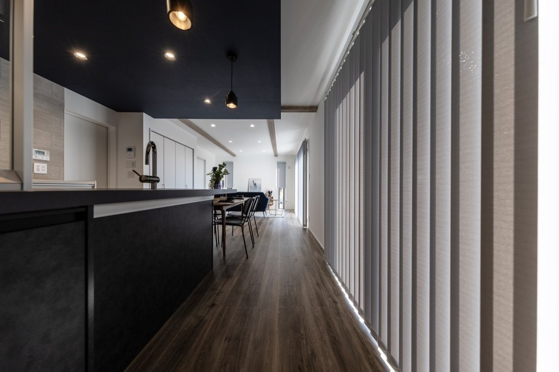 ディープブルーの下がり天井が視覚的デザインで空間に奥行を演出