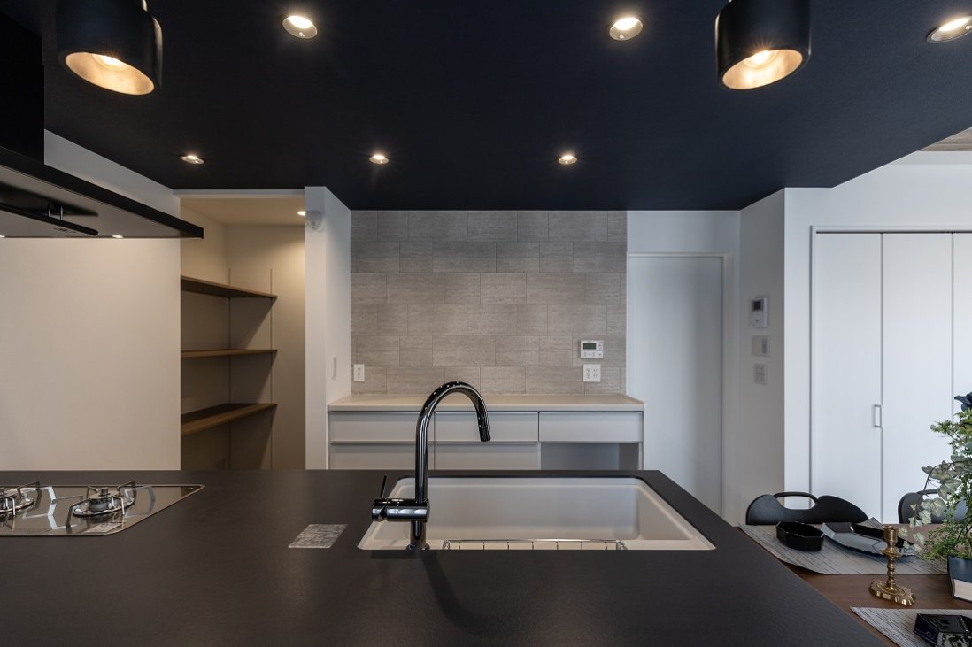 モノトーンにコーディネートされたシックなキッチン空間