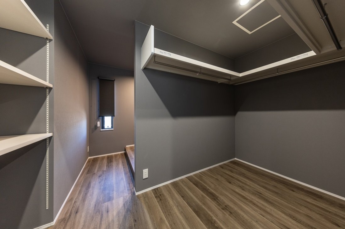 寝室内の動線上に配置したオープンなウォークインクローゼット
