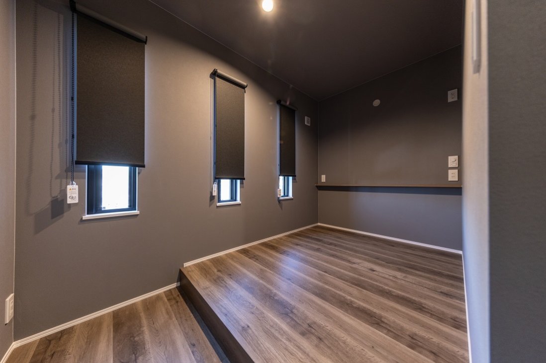 奥まった場所に敢えて閉鎖感と薄暗さを演出した小上がりのMBR