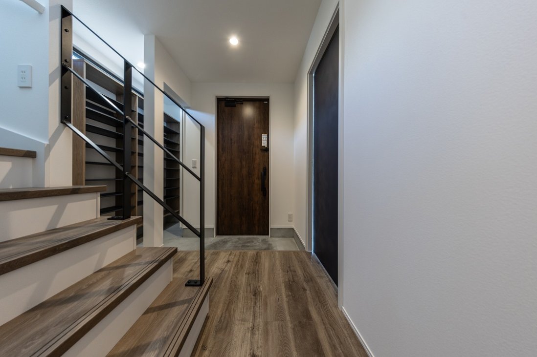 壁ではなくアイアン手摺りの採用でホールに開放感が生まれるエントランス