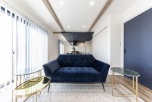 エレガントな印象のディープブルーをアクセントに効かせたLDK