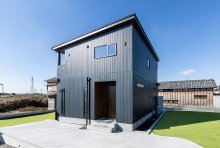 無機質でシャープな印象が都会的な雰囲気をだすガルバリウムの外観