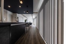 ディープブルーの下がり天井が視覚的デザインで空間に奥行を演出