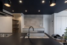 モノトーンにコーディネートされたシックなキッチン空間