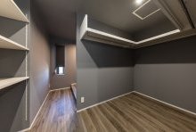 寝室内の動線上に配置したオープンなウォークインクローゼット