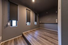 奥まった場所に敢えて閉鎖感と薄暗さを演出した小上がりのMBR