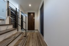 壁ではなくアイアン手摺りの採用でホールに開放感が生まれるエントランス