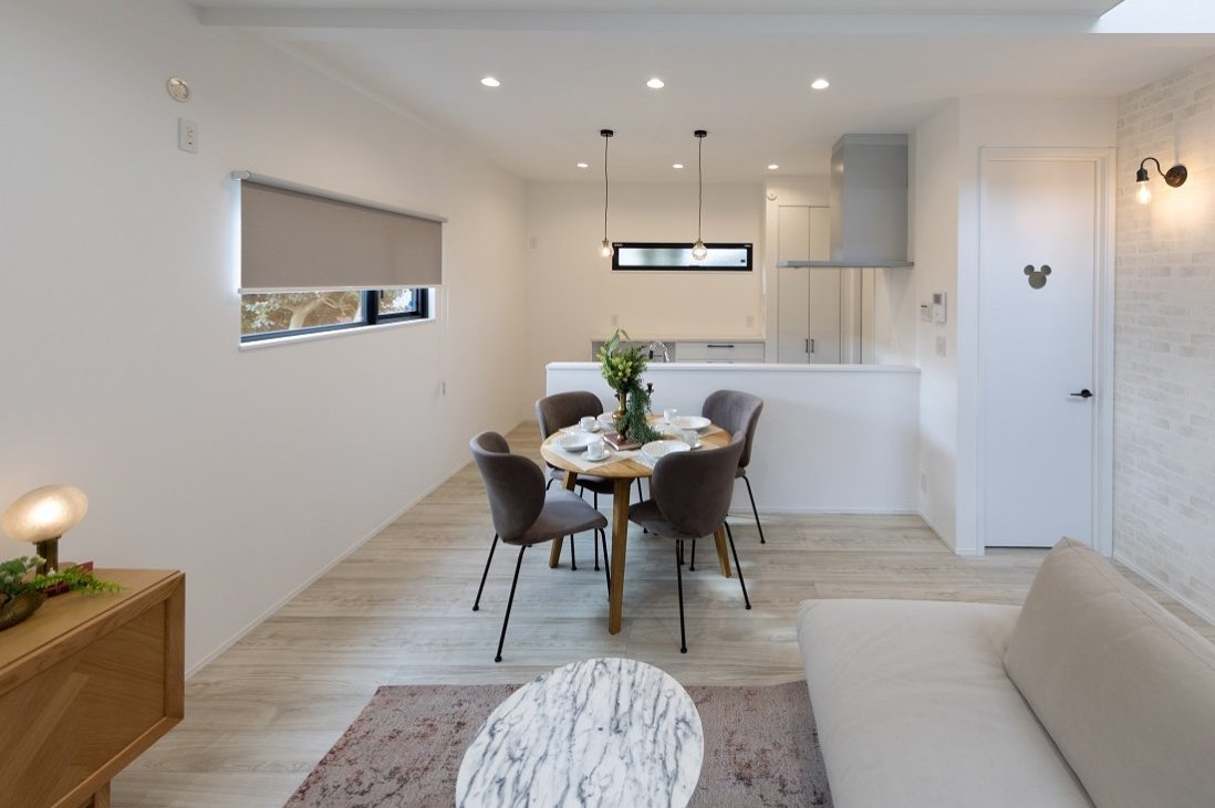 円形のダイニングテーブルは、空間が柔らかい雰囲気になる