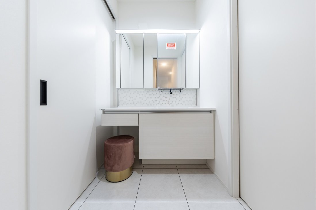 ドレッサーも兼ねた洗面は、白を基調にランタン柄のタイルがエレガント