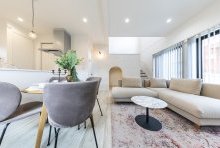 床の高さで空間を仕切るスキップフロアが開放感をもたらす