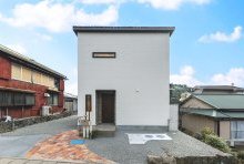 塗り壁調の外壁に、時を経たような風格漂う玄関まわりがオシャレな外観