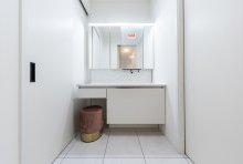 ドレッサーも兼ねた洗面は、白を基調にランタン柄のタイルがエレガント