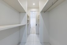 洗面からキッチンに直結する動線上にはFCLとパントリーも装備