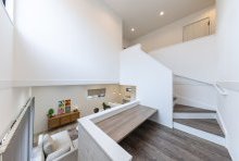 間仕切りのない中2階の個室的空間は、上下から光を取込む明るい空間