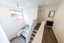 吹抜けとも相性が良いスキップフロアは、開放感抜群の中間領域！