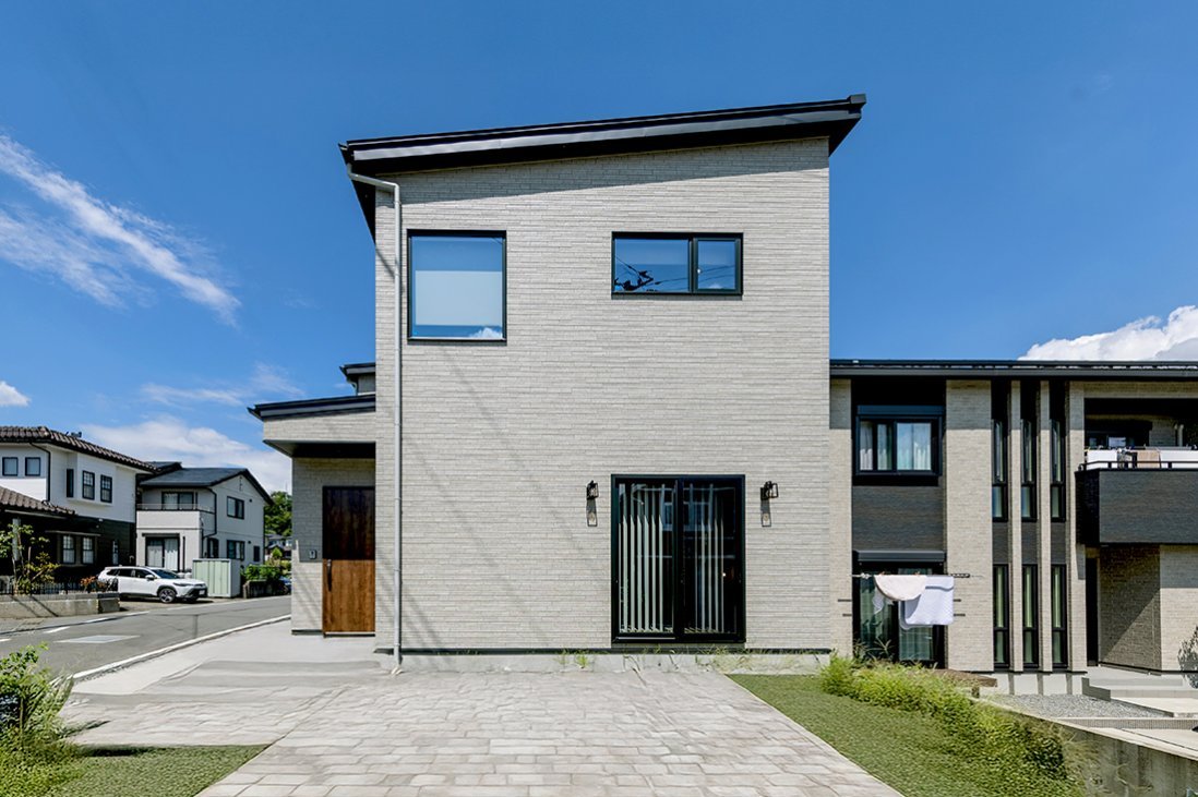 アッシュグレーの外壁にブラックのサッシが輪郭を引き締める都会的な外観