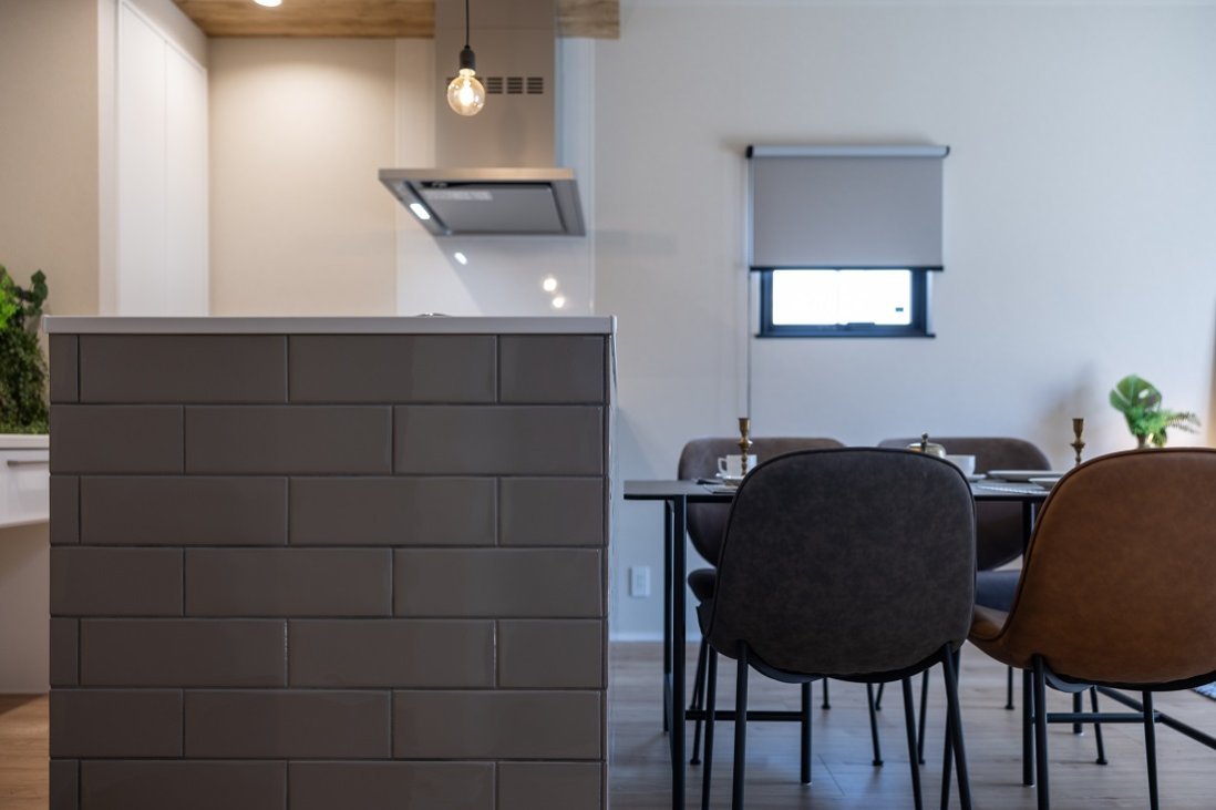 ニューヨークのコーヒースタンドにも見える都会的な色使い