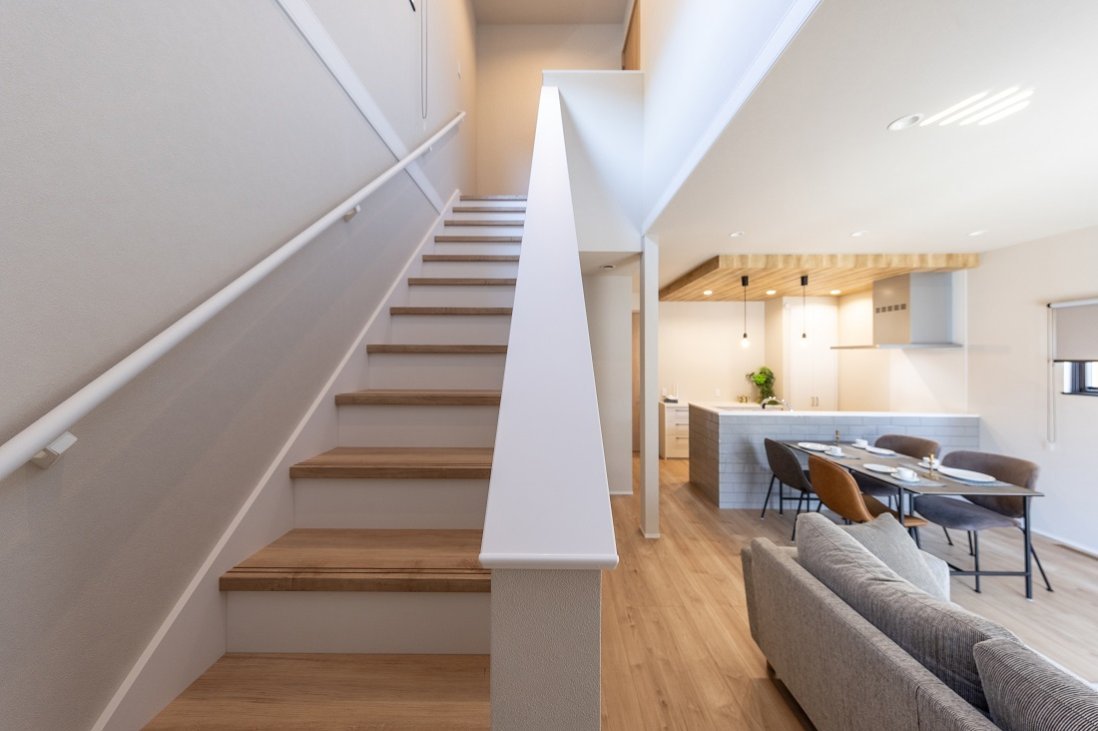 ストレートな吹抜け階段は、視界が抜けた開放感も得られる