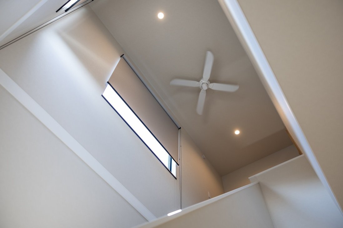 約６Mの天井にゆっくり旋回するシーリングファンも寛ぎのアイテム