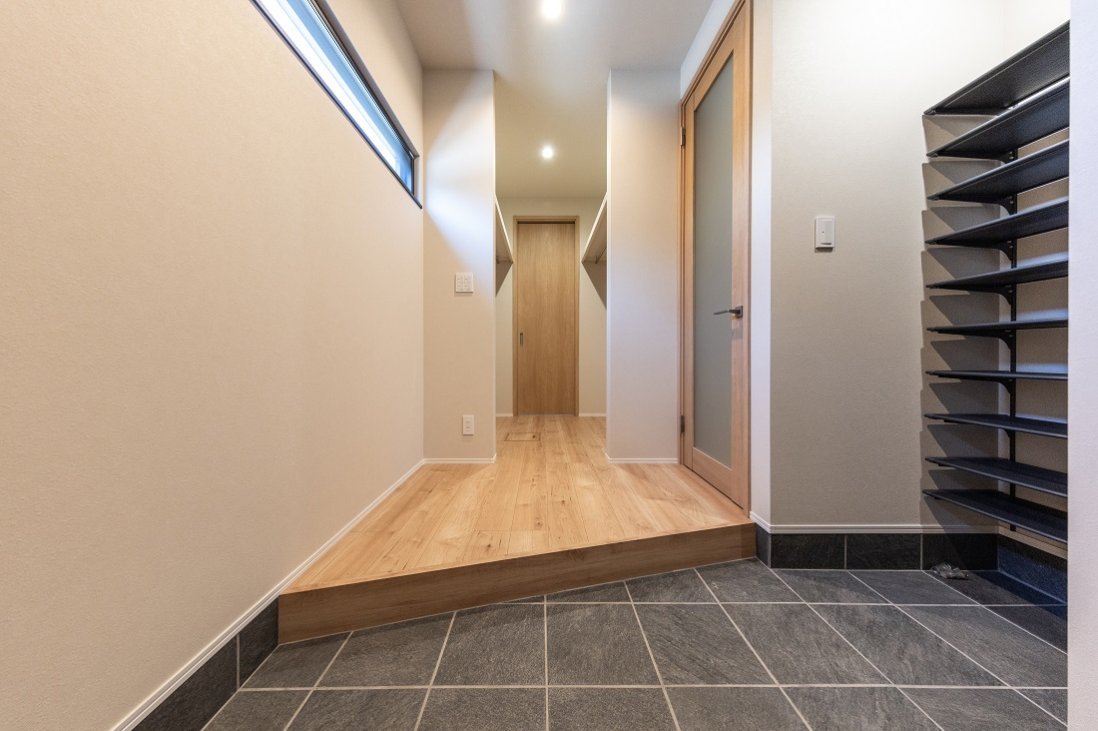 ホールの先にウォークスルーのFCLを設けた便利な「ただいま動線」