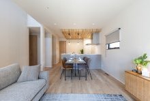 グレー基調に映える明るい木目と白のコントラストで寛げるLDK