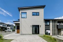 アッシュグレーの外壁にブラックのサッシが輪郭を引き締める都会的な外観