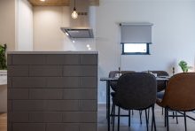 ニューヨークのコーヒースタンドにも見える都会的な色使い