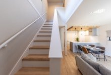 ストレートな吹抜け階段は、視界が抜けた開放感も得られる