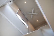 約６Mの天井にゆっくり旋回するシーリングファンも寛ぎのアイテム