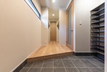 ホールの先にウォークスルーのFCLを設けた便利な「ただいま動線」