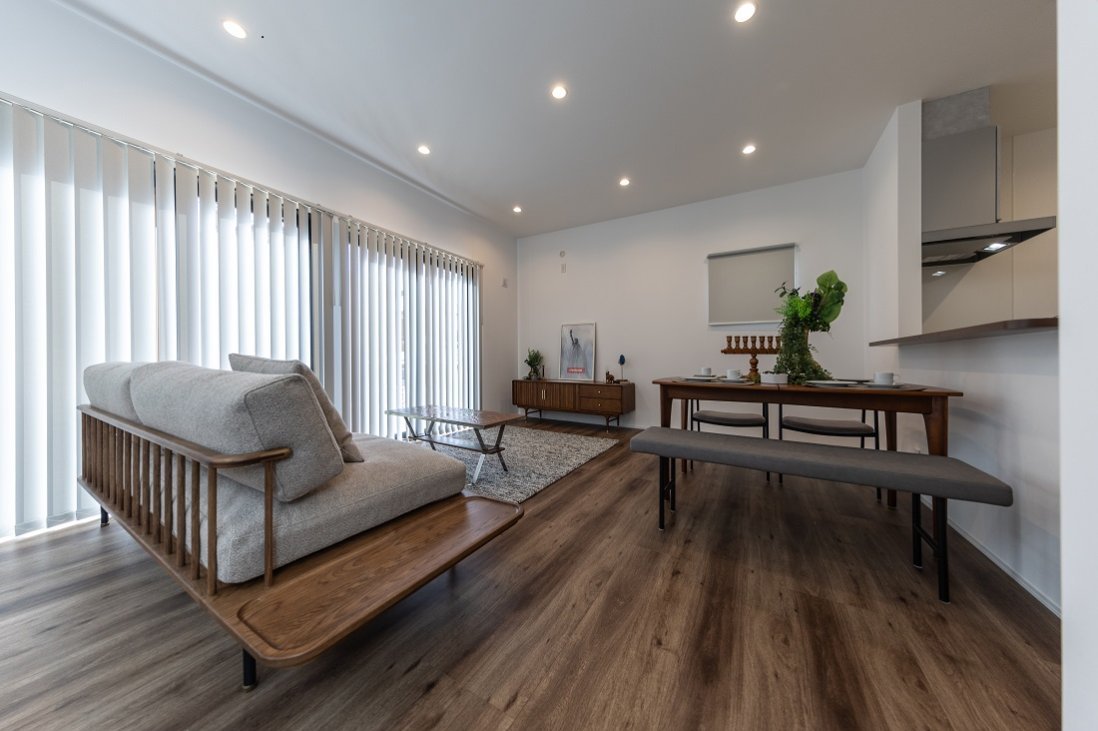 １面が大きな掃き出しのテラス窓に面する開放感のあるLDK