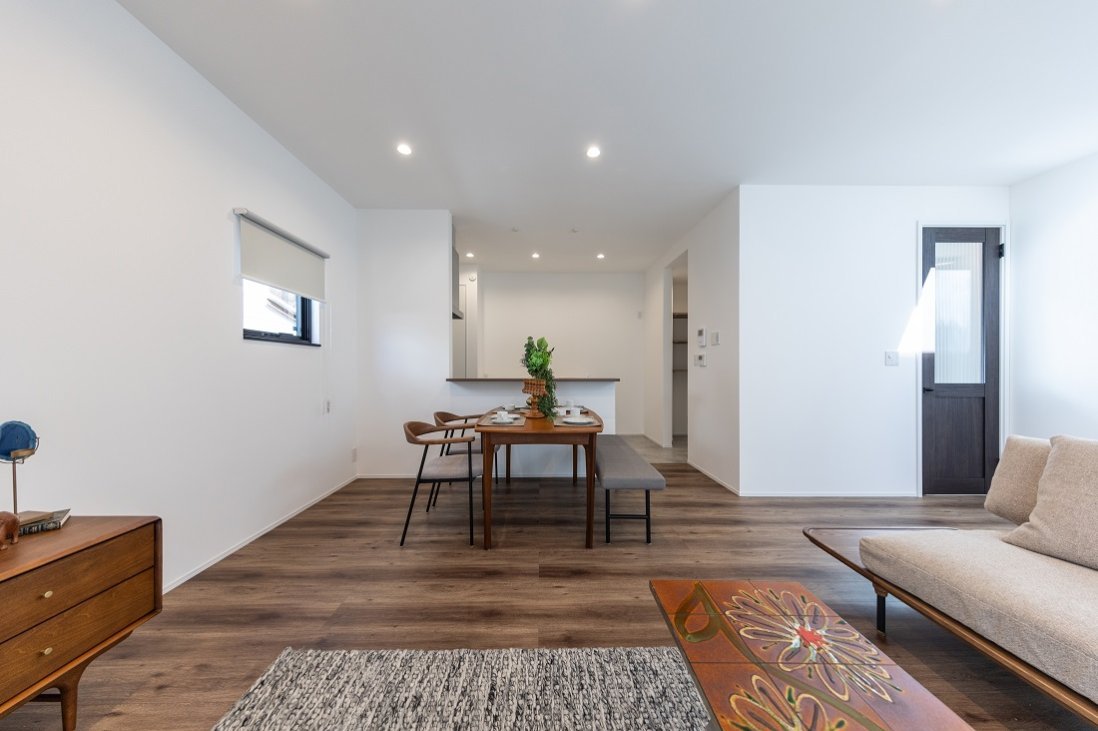 ミッドセンチュリーとモダンが調和する落着きある心地のよい空間