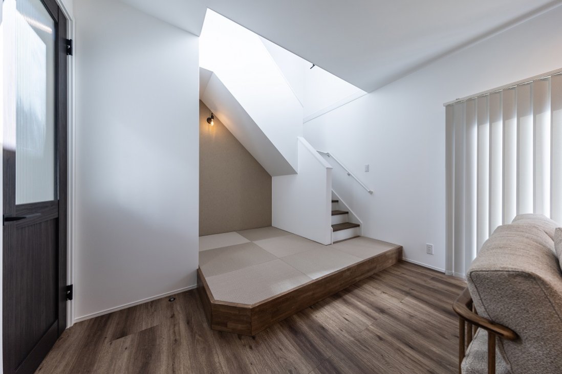 階段の１段目を段差で仕切る小上がりに仕上げ、約３帖の寛げる空間に！