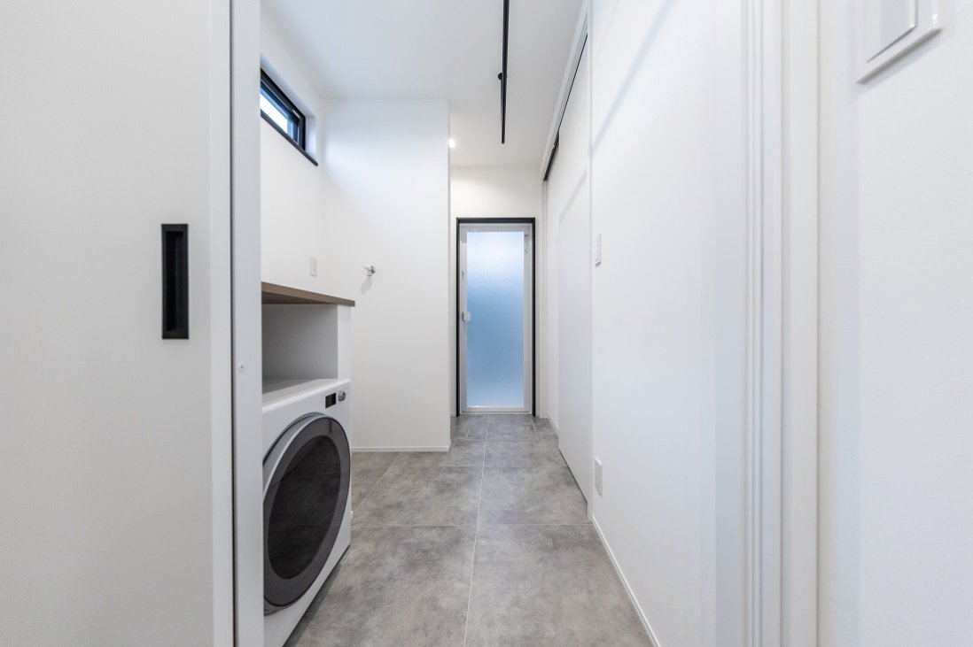 キッチン・ランドリー・浴室までが一直線につながる家事ラク動線が◎