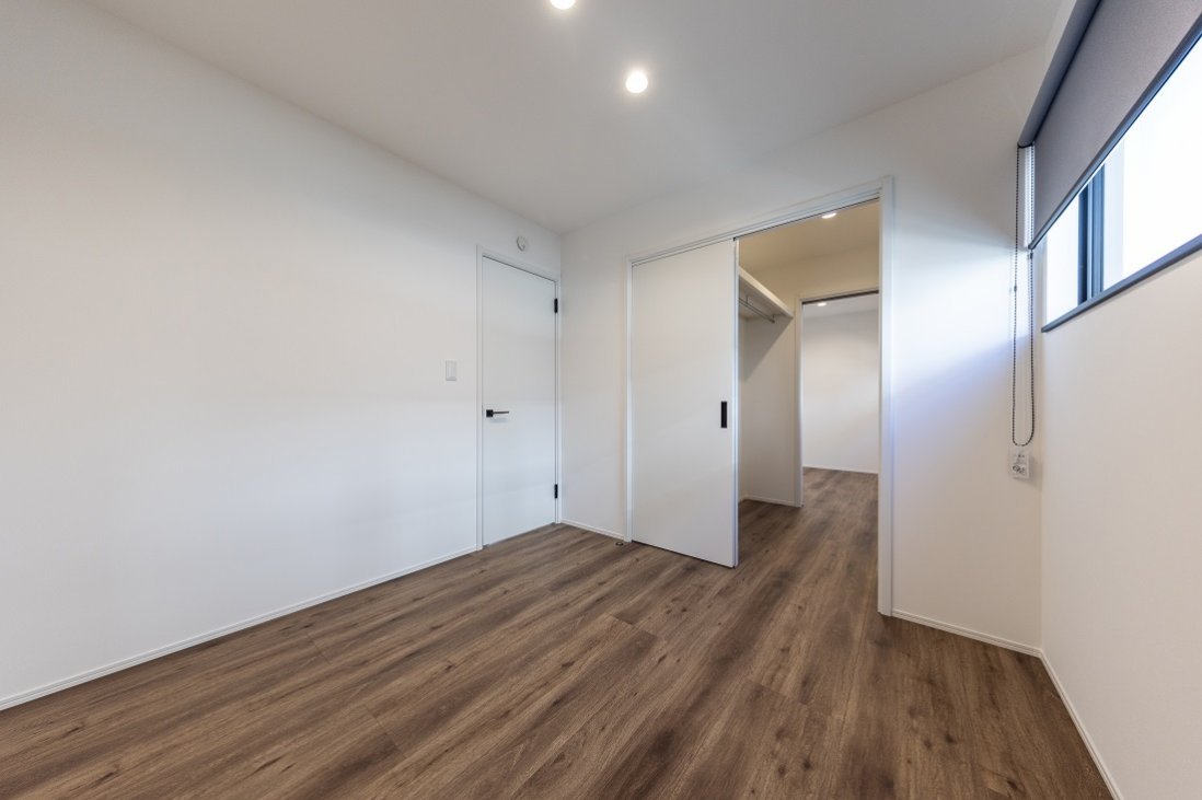 部屋を繋ぐ通路はウォークスルーのクローゼットも兼ねた技あり収納