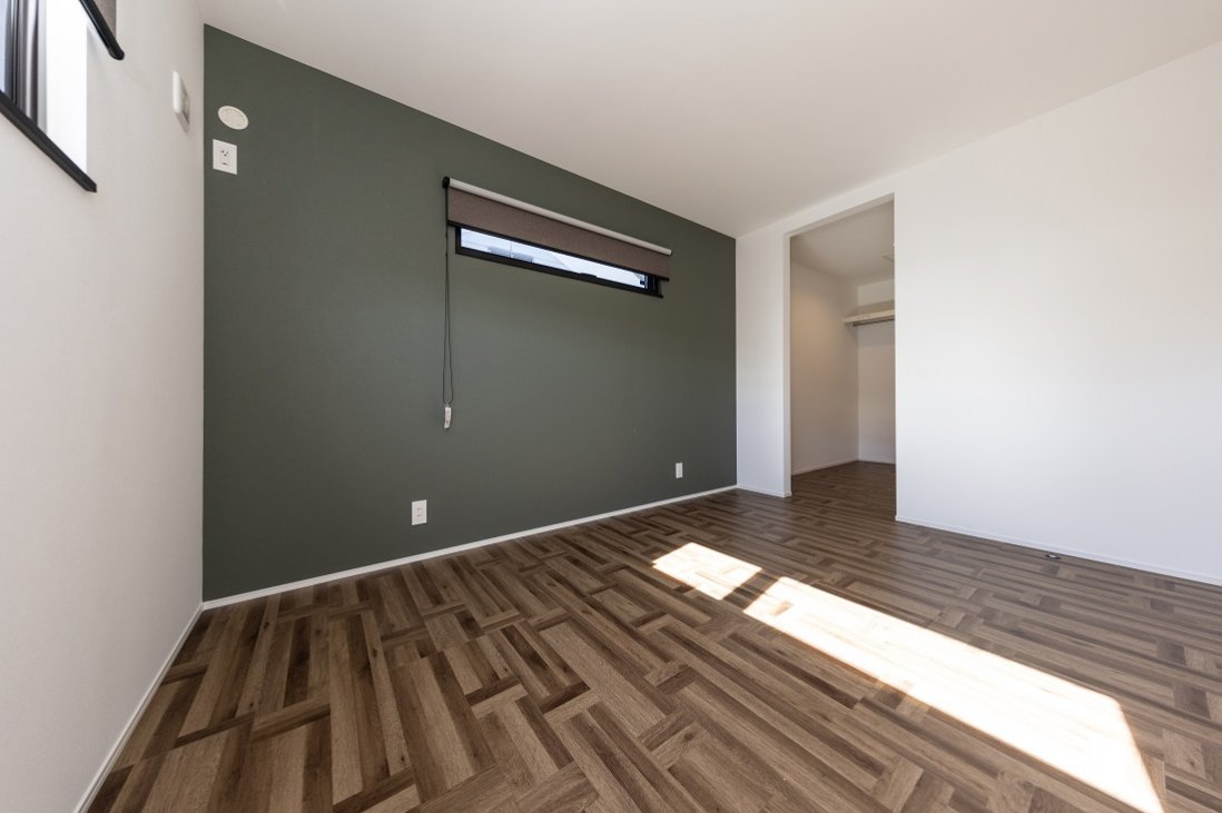 主寝室はODグリーンの壁とパーケットの床でワンランク上のコーデ